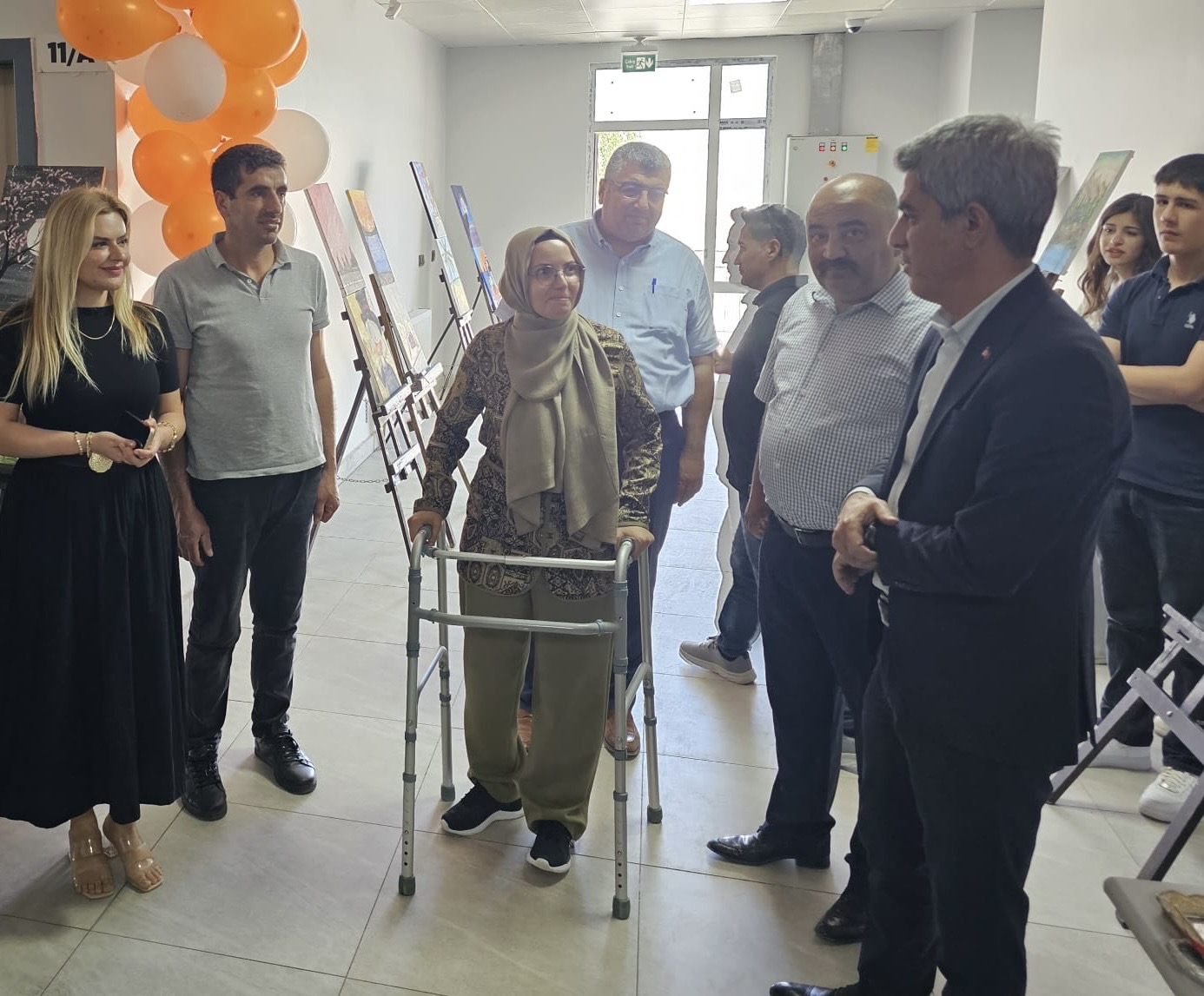 Depremde uzvunu kaybetti, sanata tutunarak sergi açtı