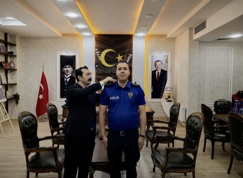 Kaymakam Günlü, Başkomiserliğe terfi eden Kurşun’un rütbesini taktı