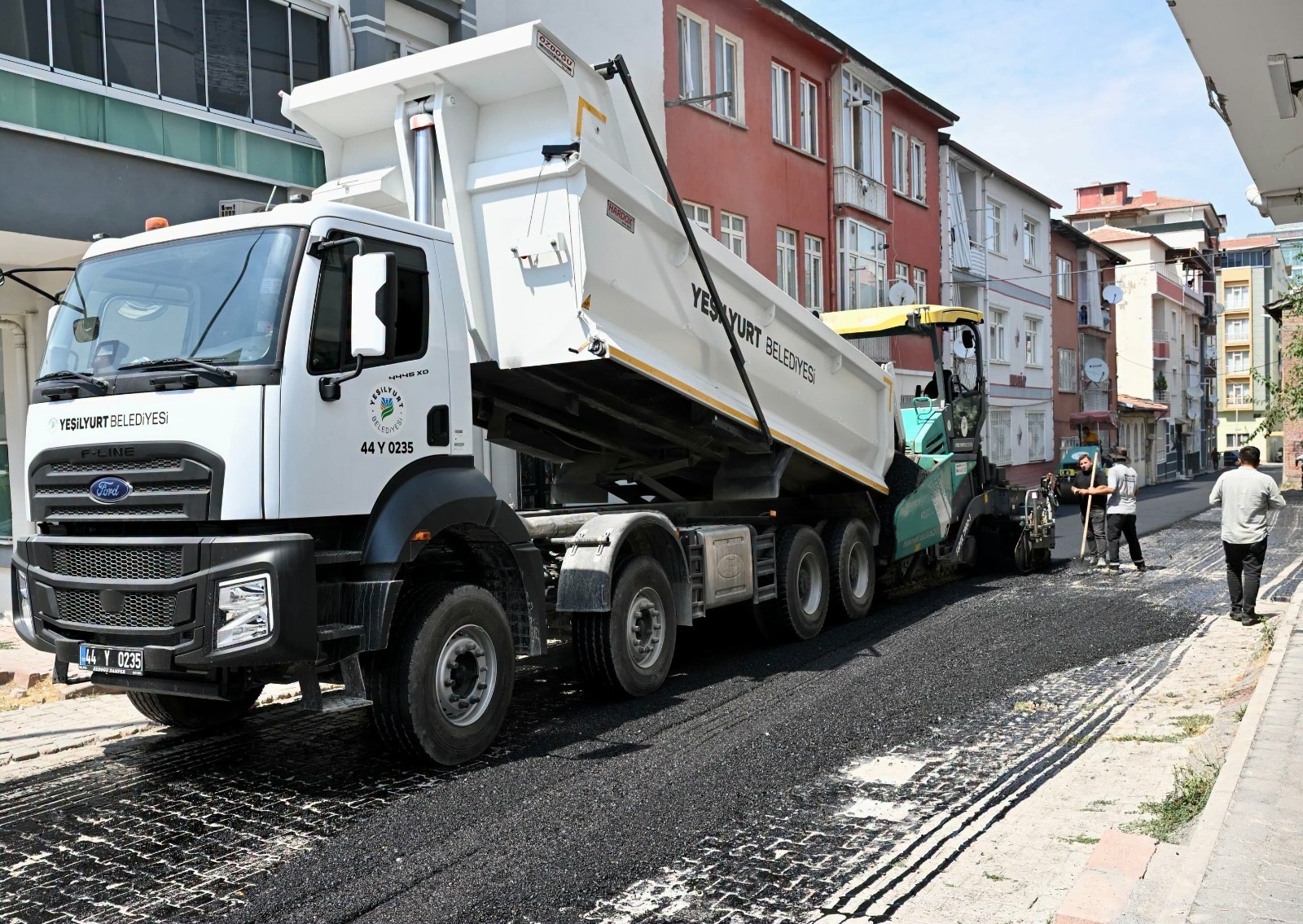 Çukurdere’de 3 sokağa sıcak asfalt