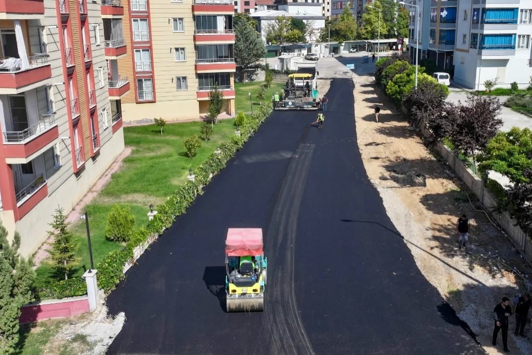 Yeşilyurt’ta altyapısı tamamlanan mahallelere sıcak asfalt