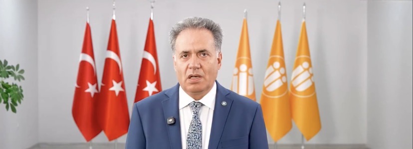 Rektör Akpolat yeni öğrenciler için kamera karşısına geçti