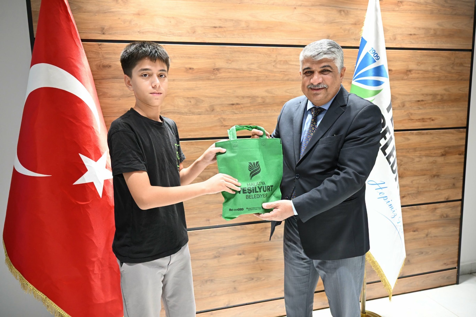 Yeşilyurt Belediyesi’nden YKS’de dereceye giren öğrencilere 20 bin TL ödül