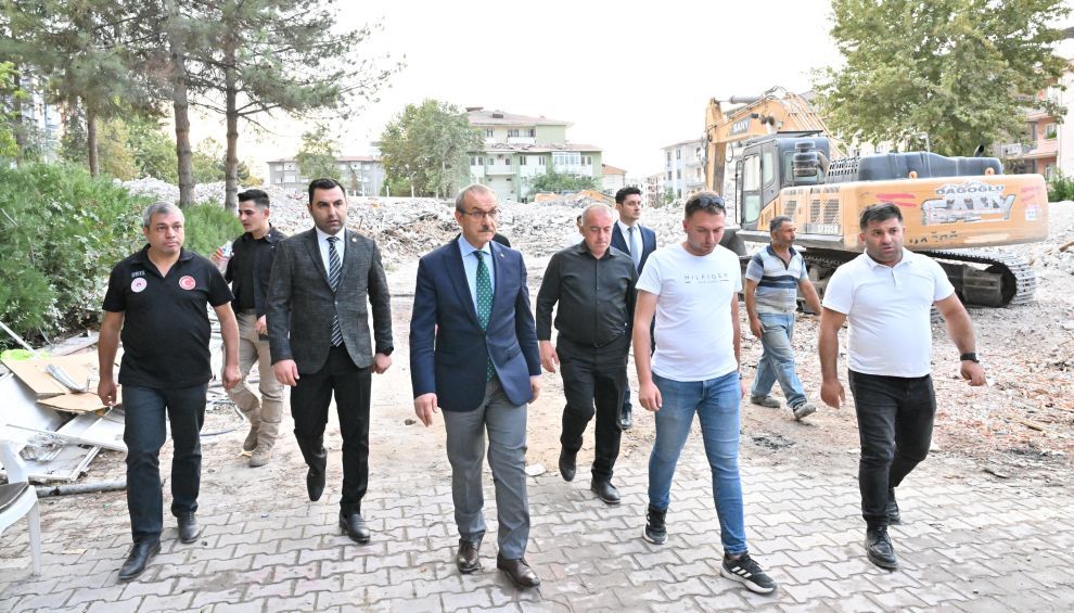 Soldaki kişi Cevdet Sel