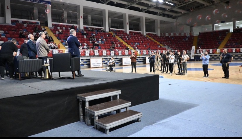 Sami Er’in zirvesi..  150 kişi, boş koltuklar, konuşacak konu yok