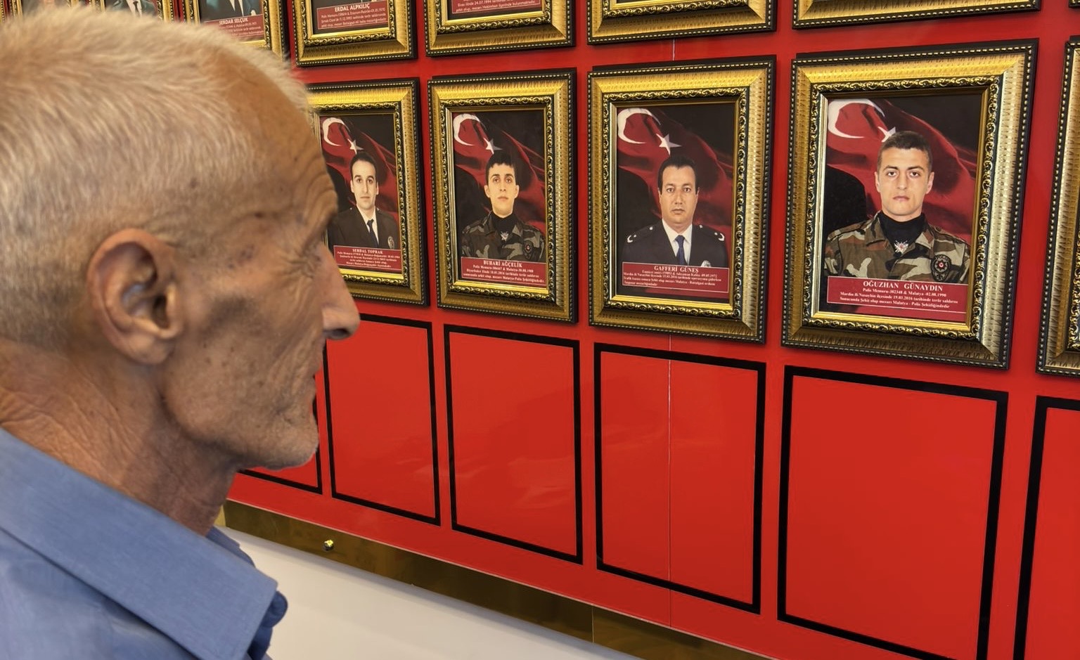 Şehit babasının oğlunun fotoğrafına bakışı yürekleri burktu