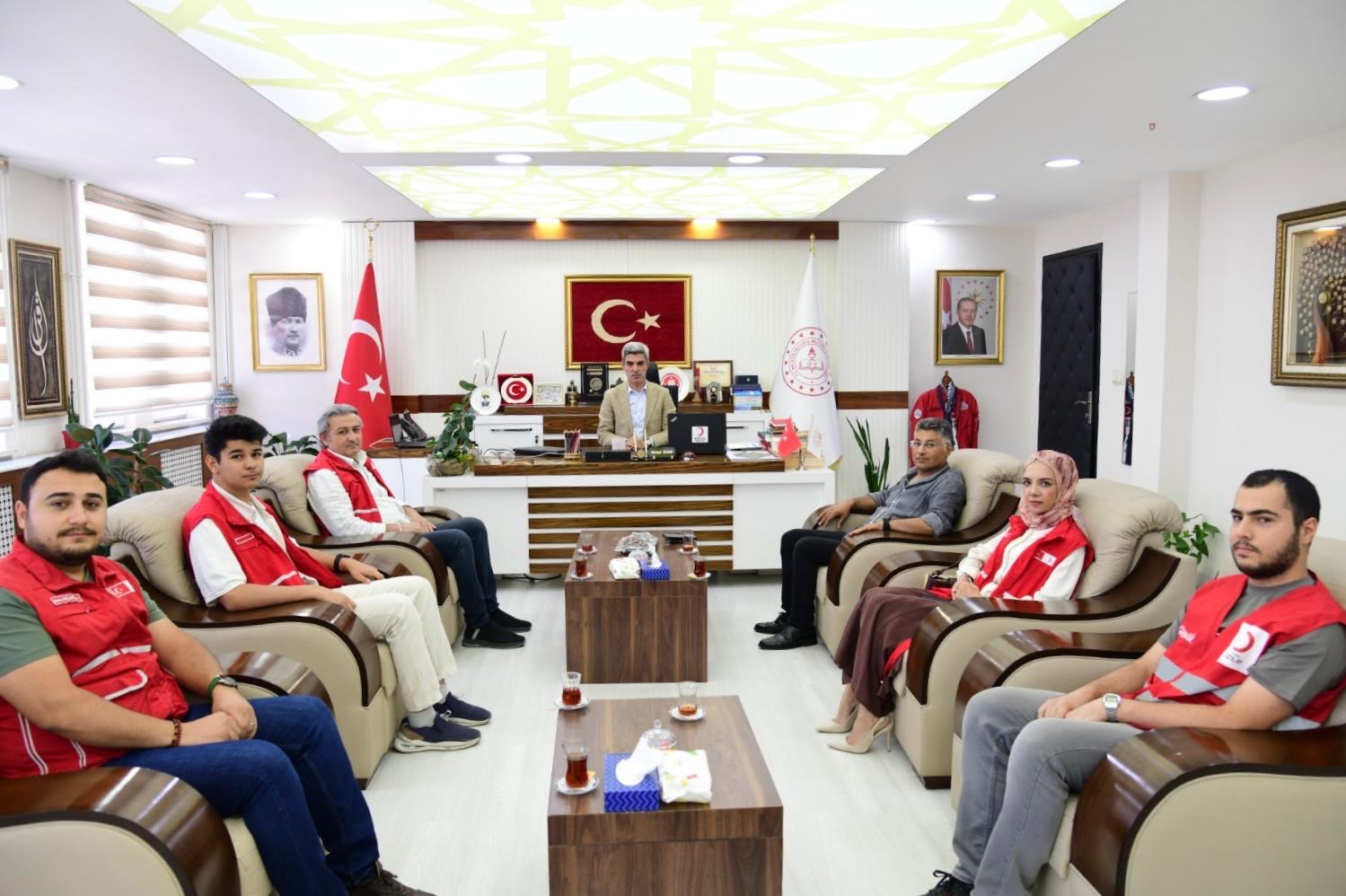 Türk Kızılay Yeşilyurt Şubesi’nden eğitime dijital destek: Okullara 75 laptop bağışlandı