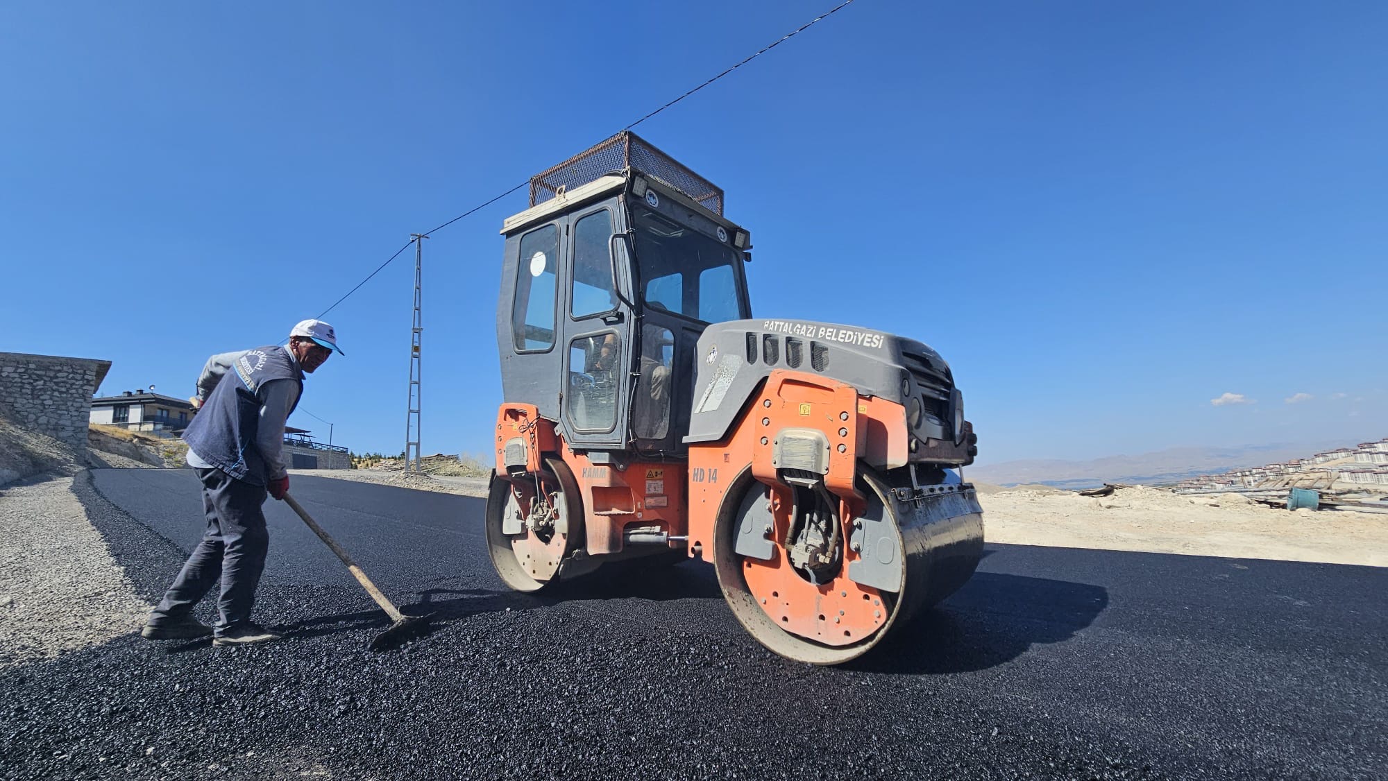Battalgazi’de kırsal ve merkez mahallelerde asfalt çalışmaları sürüyor