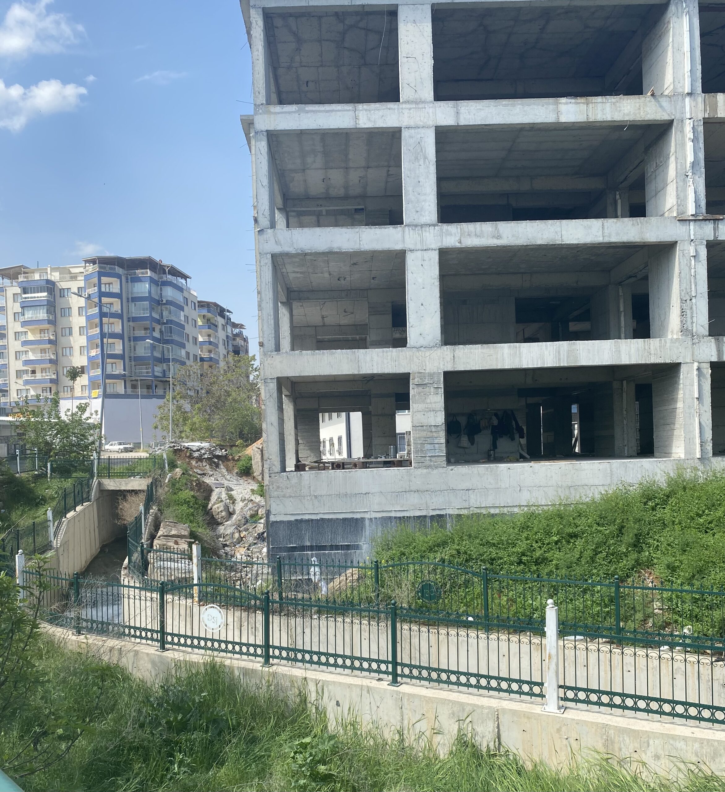 İstanbul’da dere yatağına yapılan evler yıkılacak, Battalgazi’de yenileri yükseliyor!