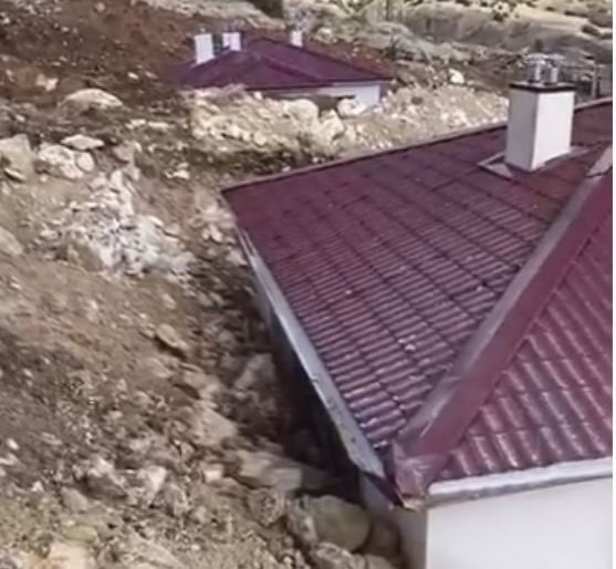 Kuluncak’ta köy evleri dolgu altında… Yapı İşleri’ne tepki