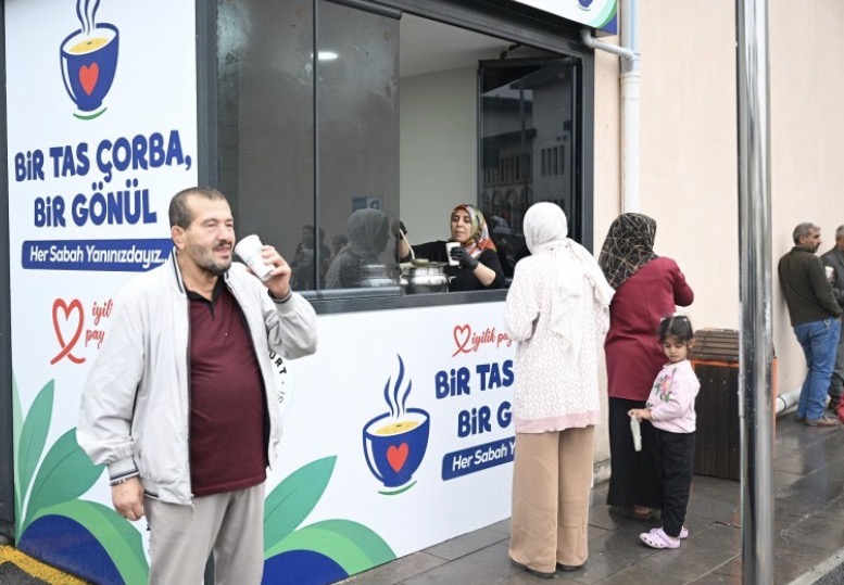 Yeşilyurt’ta hastane önünde sabah çorbası ikramı