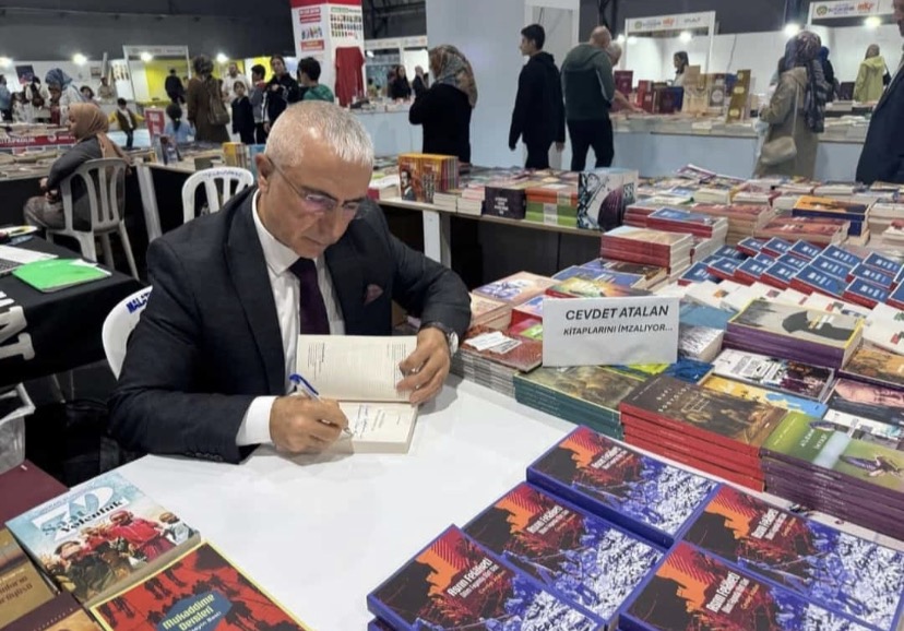 Asrın felaketinin acısı kitap oldu: Cevdet Atalan, “Ölüm Fayında 4 Gün” ile Malatya’da okurlarıyla buluştu